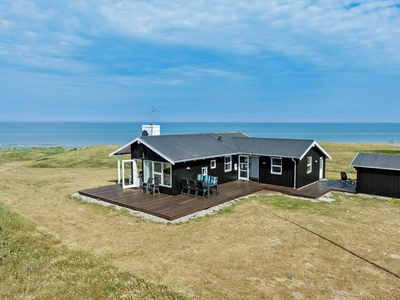 Flot og velholdt sommerhus med flot panoramaudsigt over Vesterhavet