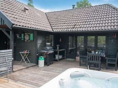 Hyggeligt charmerende sommerhus med ude spa og udebruser