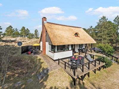 Stemningsfuldt sommerhus nær Vråby Plantage og Sønderstrand