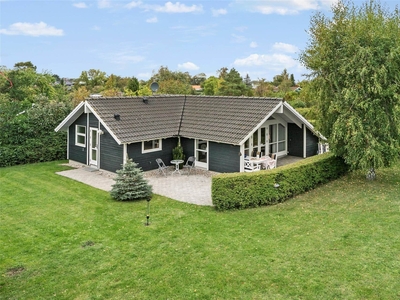 Velholdt nyere sommerhus Næsby Strand