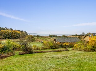 VILLA MED FJORDUDSIGT MELLEM BYEN OG NATUREN