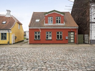 HYGGELIGT BYHUS I FREDERIKSHAVN MED MANGE MULIGHEDER