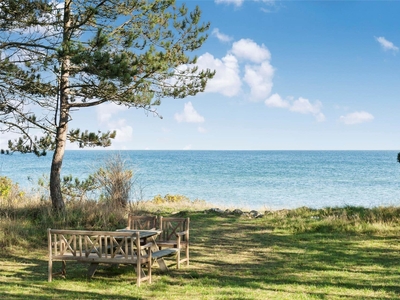 Hyggeligt hus med panoramaudsigt beliggende 30 m fra stranden i Ebeltoft