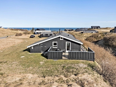 Lyst og venligt sommerhus med havudsigt