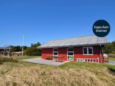 Feriehus beliggende på en skøn, kuperet naturgrund.