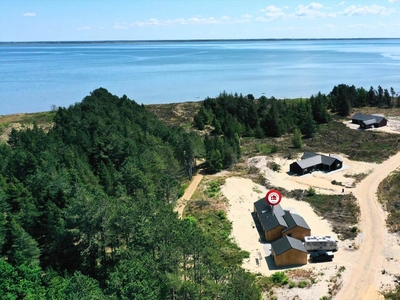 Kvalitetssommerhus fra 2023 med udespa og lækkert terrassemiljø