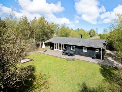 Lyst og velholdt sommerhus på stor grund i Thorup Strand