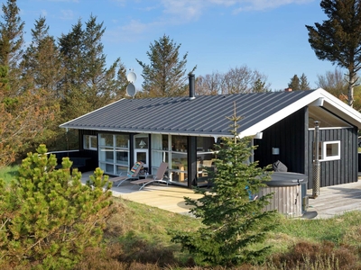 Skønt sommerhus på stor naturgrund – egen sti til stranden