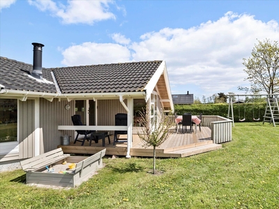 Velholdt og moderne sommerhus i roligt sommerhusområde ved Dyngby Strand