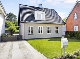 Det er med glæde, at vi nu kan byde jer velkommen indenfor på Kalundborgvej 57, hvor her venter jer denne denne charmerende og samtidig yderst moderne villa, der byder på god udnyttelse af de 165 kvm samt en luksuriøs indretning.