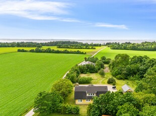 HYGGELIG LANDEJENDOM: TRÆHUS, 2,2 HA OG MULIGHED FOR DYREHOLD