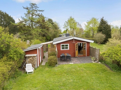 Hyggeligt sommerhus med terrasse og solgård. 400 m fra strand Miljøhus