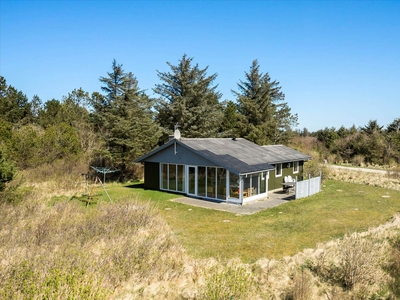 Hyggeligt sommerhus med udestue på stor naturgrund