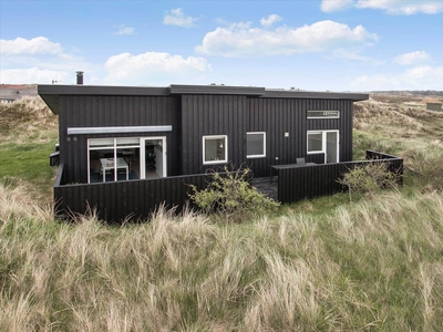 Stilfuldt sommerhus få hundrede meter fra havet i hyggelige Lild Strand