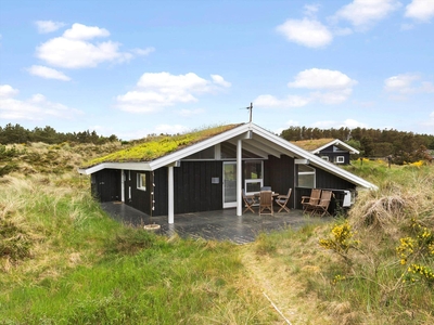 Dejligt sommerhus på stor naturgrund i attraktivt ferieområde