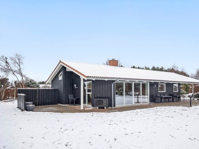 Hyggeligt sommerhus der ligger tilbagetrukket på stor grund i Thorup Strand