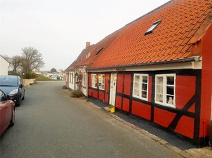 Charmerende byhus tæt ved havnen – lavt til loftet og hyggelig gårdhave