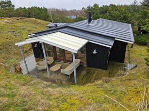 Charmerende sommerhus med skøn indretning og dejlige udearealer