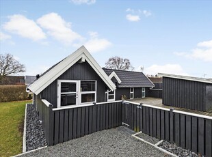 Hyggeligt træsommerhus med anneks og lukket terrasse