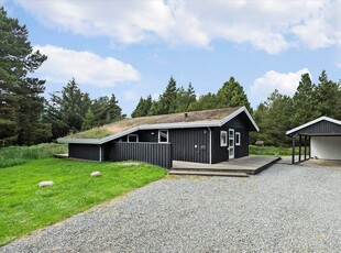 Lyst og velindrettet sommerhus på ugeneret naturgrund