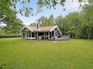 Lyst og venligt sommerhus med havudsigt ved Rude Strand