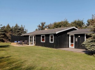 Skønt sommerhus med terrasser på alle sider