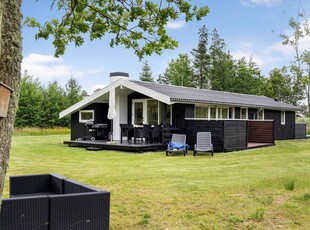 Tilbring en rolig ferie i dette dejlige beliggende sommerhus i det nordlige Ålbæk, kun få skridt fra en børnevenlig sandstrand