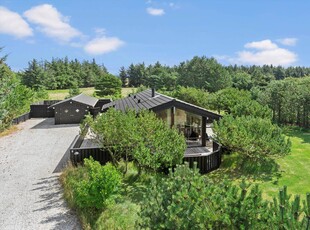 Velindrettet spasommerhus med godt anneks og skønt terrassemiljø