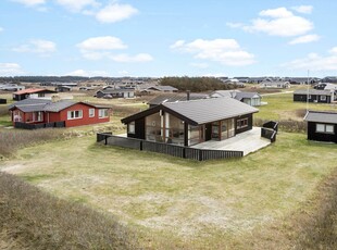 Yderst velholdt sommerhus meget tæt ved havet i Nr. Lyngby