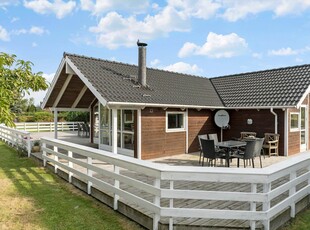 Attraktivt sommerhus på Bogø, i dejlige omgivelser, med plads til den store familie.