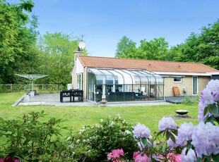 Dejligt sommerhus med aktivitetsrum, spa og sauna i Fjellerup Strand på skøn grund