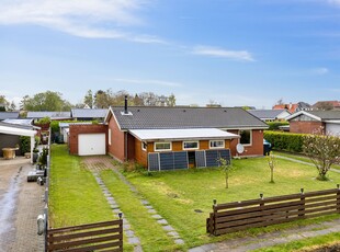 FLOT ETPLANSVILLA I PADBORG TÆT BELIGGENDE PÅ INDKØB, SKOLE OG NATUR, SKOV OG FJORD