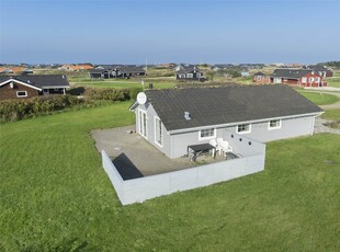 Flot og velholdt feriehus i populært område nord for Løkken by.