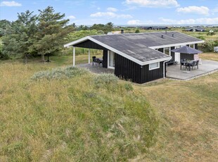 Flot sommerhus med naturskøn beliggenhed