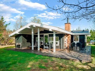 Hyggeligt sommerhus i Houstrup beliggende på en dejlig stor naturgrund.