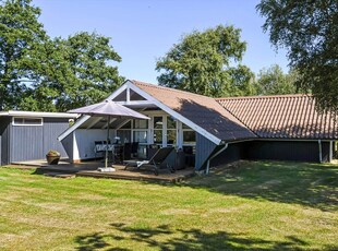 Hyggeligt træsommerhus med brændeovn og sydvendt terrasse