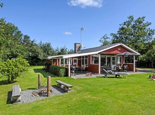 Klassisk træsommerhus på dejlig, grøn grund – med spa og sauna