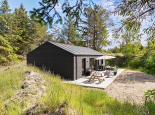 Lyst og lækkert sommerhus på stor naturgrund