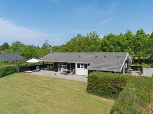 Meget velholdt sommerhus beliggende på en skøn naturgrund.