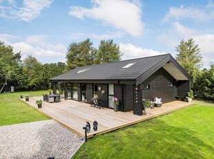 Moderne sommerhus med flere terrasser og masser af lys på stor grund