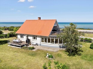 Nyd synet, lyden og duften af havet blot 50 meter fra Fjellerup Strand i pragtfuldt hus til 10 personer