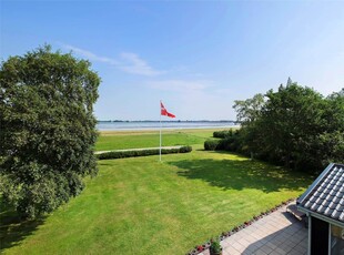 Nyrenoveret sommerhus med panoramaudsigt over Limfjorden