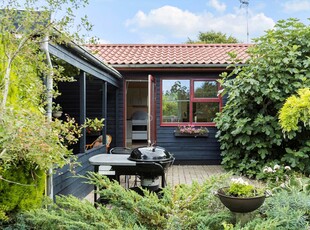 Rigtig hyggeligt træsommerhus beliggende tæt på Kalvehave Strand