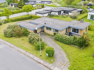 SKØN ETPLANS VILLA I GRØNNE OMGIVELSER