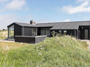 Smukt arkitekttegnet sommerhus omgivet af fantastisk natur tæt på havet