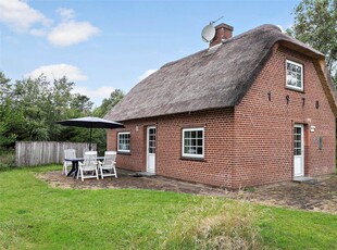 Charmerende sommerhus i Sønderstrands fredfyldte naturomgivelser