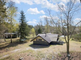 Dejligt sommerhus på stor grund med plads til leg og hygge