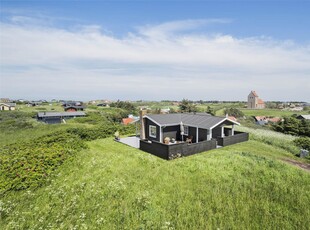 Højtbeliggende sommerhus på stor naturgrund