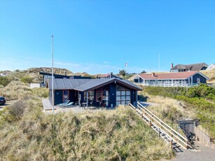 Velindrettet sommerhus med spabad og central adresse i Nr. Vorupør