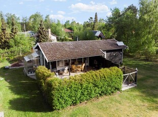 Hyggeligt fritidshus med aflukket terrasse